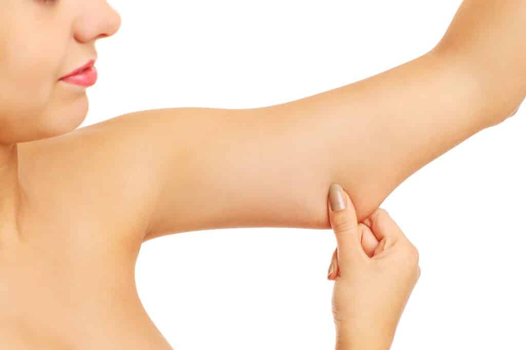 Wiotka skóra na ramionach – jak ją ujędrnić?